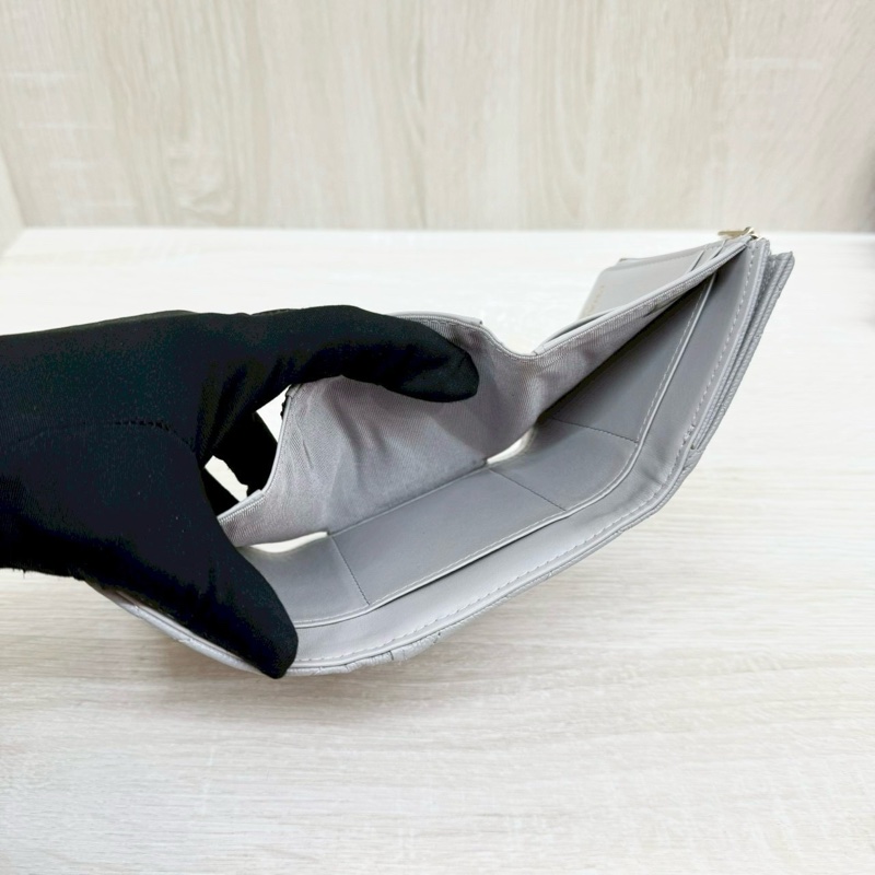 CHANEL淺灰色淡金釦荔枝牛皮三折短夾AP0712-5