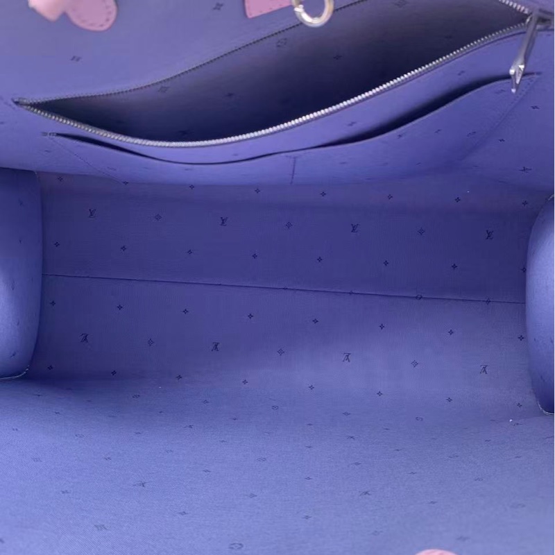 98新LV/路易威登 扎染彩虹漸變限定款Onthego大號托特包,尺寸42*33cm 包身內外乾淨 邊角有正常使用痕跡 經典老花logo 藍色扎染設計超好看 容量大實用性強-3