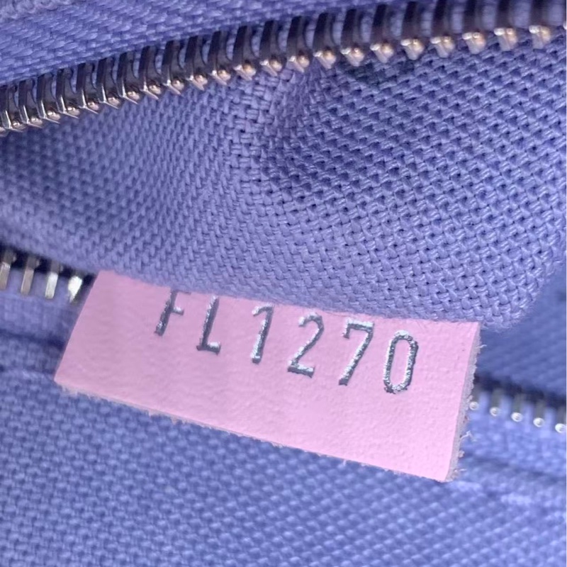 98新LV/路易威登 扎染彩虹漸變限定款Onthego大號托特包,尺寸42*33cm 包身內外乾淨 邊角有正常使用痕跡 經典老花logo 藍色扎染設計超好看 容量大實用性強-4