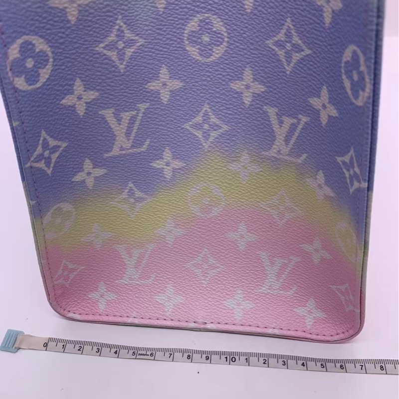 98新LV/路易威登 扎染彩虹漸變限定款Onthego大號托特包,尺寸42*33cm 包身內外乾淨 邊角有正常使用痕跡 經典老花logo 藍色扎染設計超好看 容量大實用性強-6