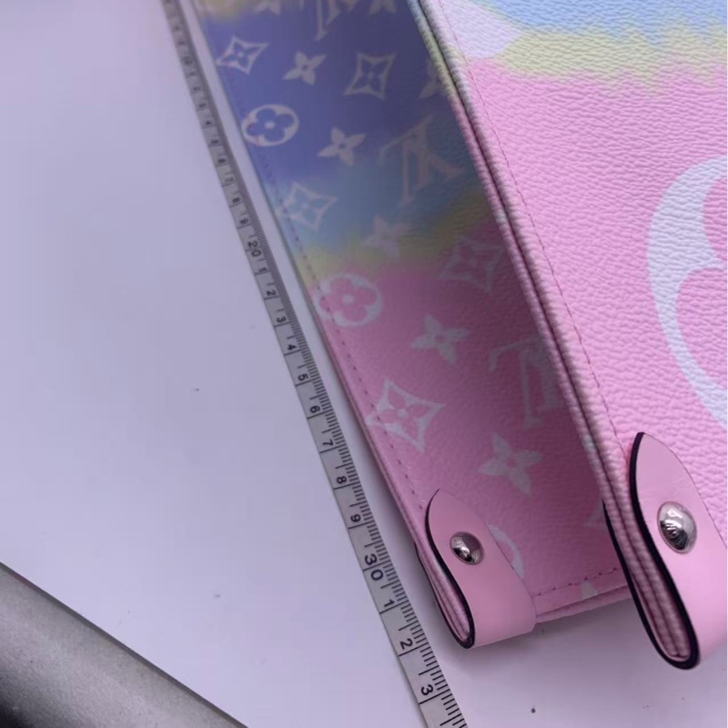 98新LV/路易威登 扎染彩虹漸變限定款Onthego大號托特包,尺寸42*33cm 包身內外乾淨 邊角有正常使用痕跡 經典老花logo 藍色扎染設計超好看 容量大實用性強-7