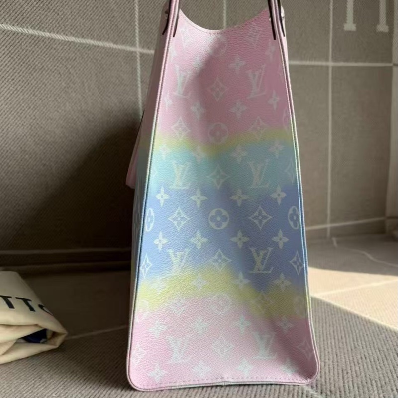98新LV/路易威登 扎染彩虹漸變限定款Onthego大號托特包,尺寸42*33cm 包身內外乾淨 邊角有正常使用痕跡 經典老花logo 藍色扎染設計超好看 容量大實用性強-9