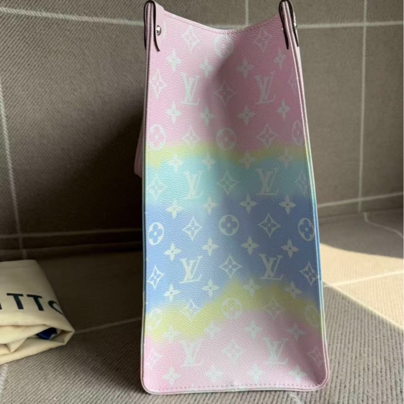98新LV/路易威登 扎染彩虹漸變限定款Onthego大號托特包,尺寸42*33cm 包身內外乾淨 邊角有正常使用痕跡 經典老花logo 藍色扎染設計超好看 容量大實用性強-10