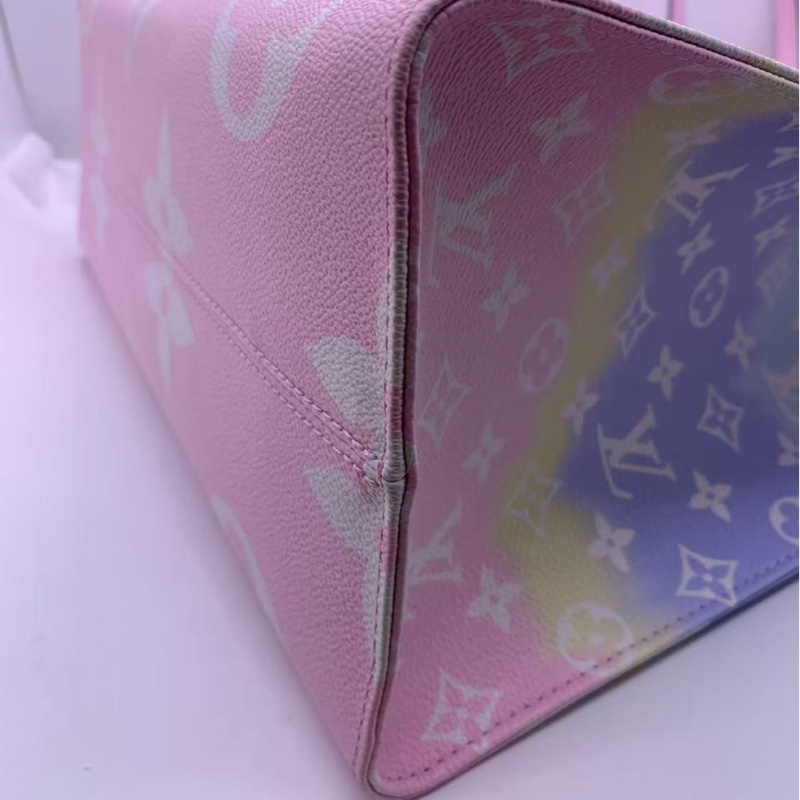 98新LV/路易威登 扎染彩虹漸變限定款Onthego大號托特包,尺寸42*33cm 包身內外乾淨 邊角有正常使用痕跡 經典老花logo 藍色扎染設計超好看 容量大實用性強-12