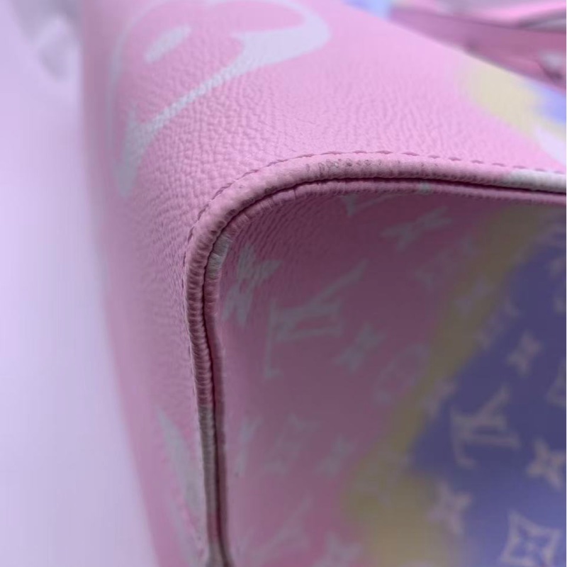 98新LV/路易威登 扎染彩虹漸變限定款Onthego大號托特包,尺寸42*33cm 包身內外乾淨 邊角有正常使用痕跡 經典老花logo 藍色扎染設計超好看 容量大實用性強-14