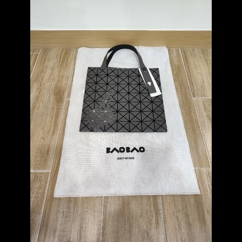 ISSEY MIYAKE 三宅一生 BAOBAO LUCENT MATTE 皮格感啞光霧面 三角格 小格 7x7 booktote 手提包肩背包托特包 (碳灰色)全新