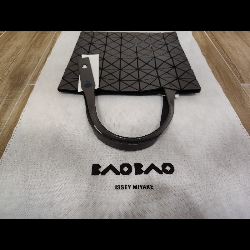 ISSEY MIYAKE 三宅一生 BAOBAO LUCENT MATTE 皮格感啞光霧面 三角格 小格 7x7 booktote 手提包肩背包托特包 (碳灰色)全新-2
