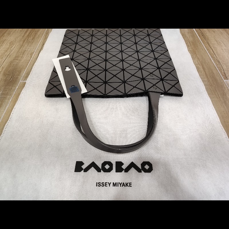 ISSEY MIYAKE 三宅一生 BAOBAO LUCENT MATTE 皮格感啞光霧面 三角格 小格 7x7 booktote 手提包肩背包托特包 (碳灰色)全新-3