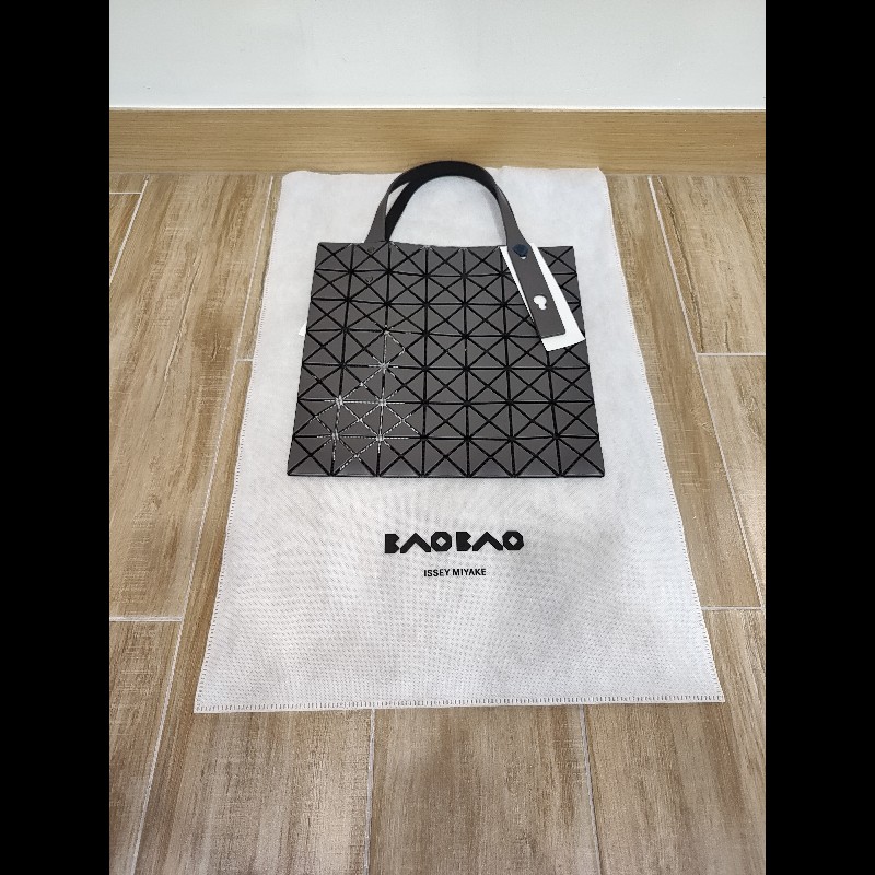 ISSEY MIYAKE 三宅一生 BAOBAO LUCENT MATTE 皮格感啞光霧面 三角格 小格 7x7 booktote 手提包肩背包托特包 (碳灰色)全新-5