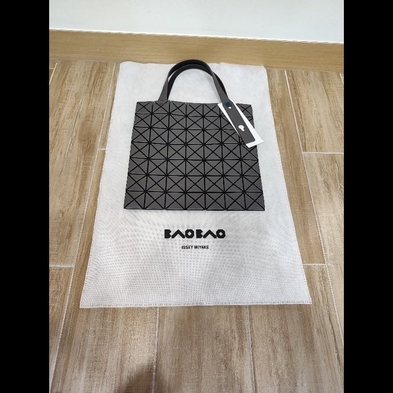 ISSEY MIYAKE 三宅一生 BAOBAO LUCENT MATTE 皮格感啞光霧面 三角格 小格 7x7 booktote 手提包肩背包托特包 (碳灰色)全新-6
