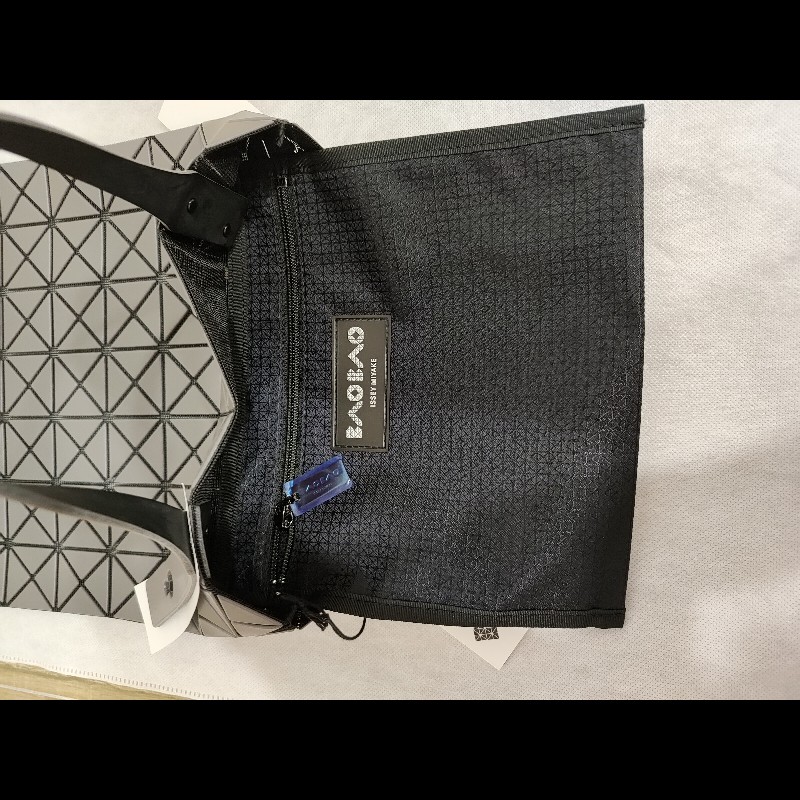 ISSEY MIYAKE 三宅一生 BAOBAO LUCENT MATTE 皮格感啞光霧面 三角格 小格 7x7 booktote 手提包肩背包托特包 (碳灰色)全新-13