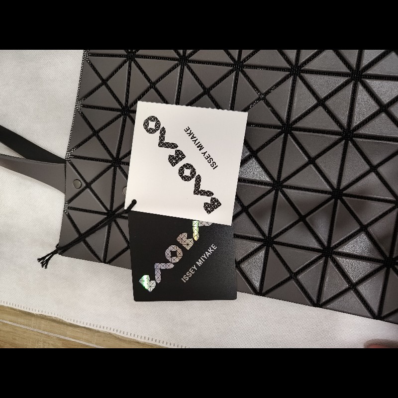 ISSEY MIYAKE 三宅一生 BAOBAO LUCENT MATTE 皮格感啞光霧面 三角格 小格 7x7 booktote 手提包肩背包托特包 (碳灰色)全新-14