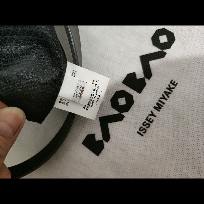 ISSEY MIYAKE 三宅一生 BAOBAO LUCENT MATTE 皮格感啞光霧面 三角格 小格 7x7 booktote 手提包肩背包托特包 (碳灰色)全新-17