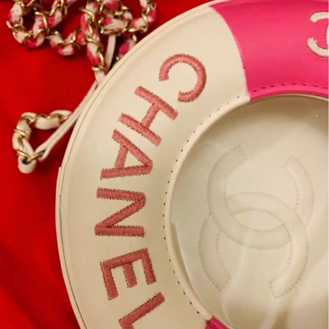 Chanel包玫紅色沒卡，黑色有卡