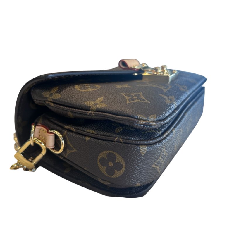 LV字紋橫版小郵差二用包-5