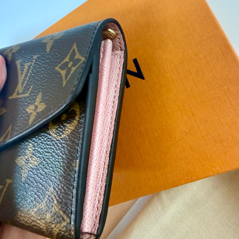 ✔️LV Louis Vuitton 路易威登 Monogram M62235 Sarah 金釦長夾/櫻花粉-26