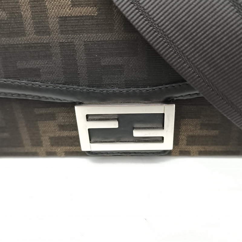 FENDI 老花帆布銀扣Baguettesofttrunk盒子包肩背包-4