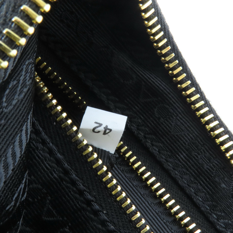 PRADA 尼龍Re-Edition 2005金扣手挽袋-9