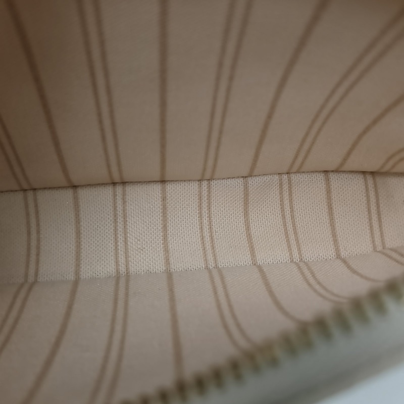LOUIS VUITTON Easypouch單肩腋下包全皮壓紋米白色牛皮金扣晶片-4