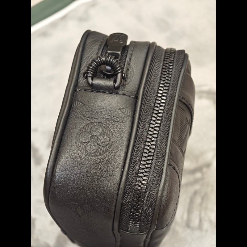 LV Alpha M82544 牛皮相機包-5