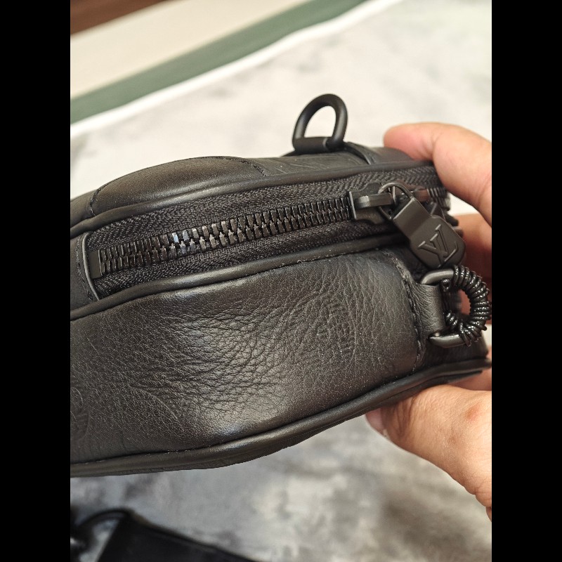 LV Alpha M82544 牛皮相機包-6