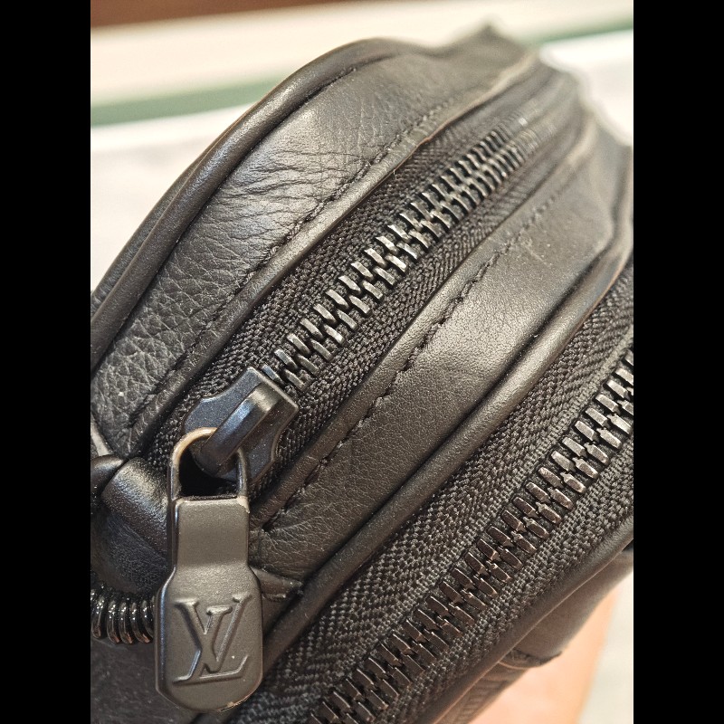 LV Alpha M82544 牛皮相機包-13