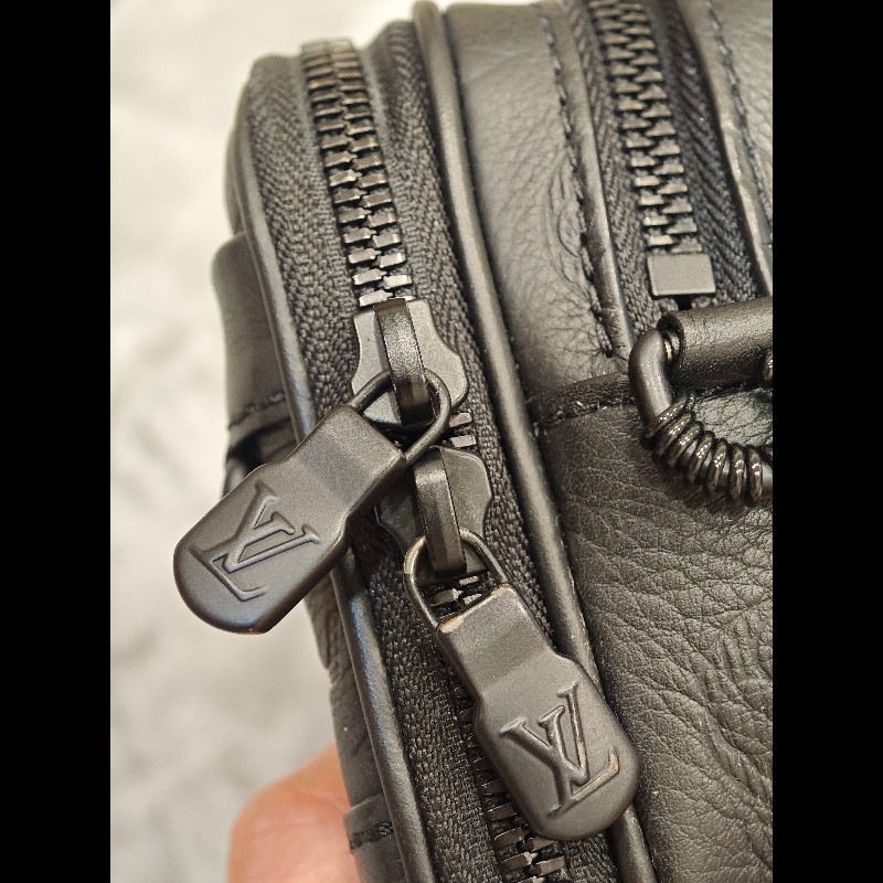 LV Alpha M82544 牛皮相機包-16