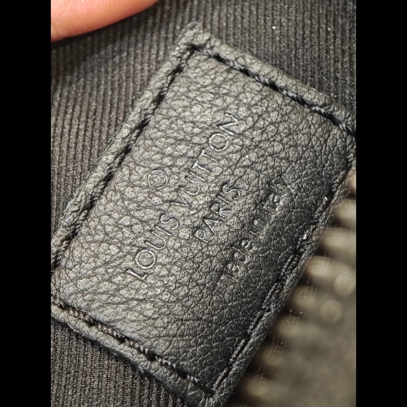 LV Alpha M82544 牛皮相機包-21