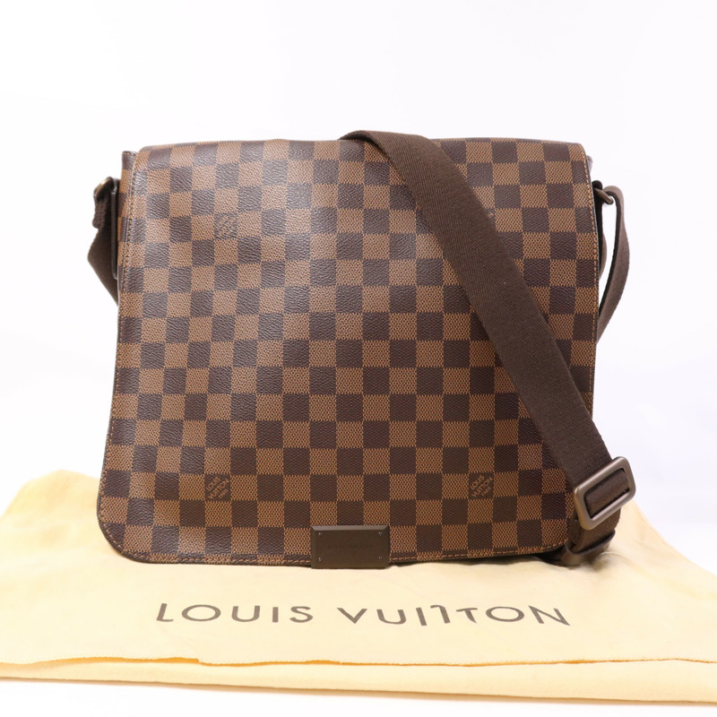LOUIS VUITTON Damier District PM肩背袋-13