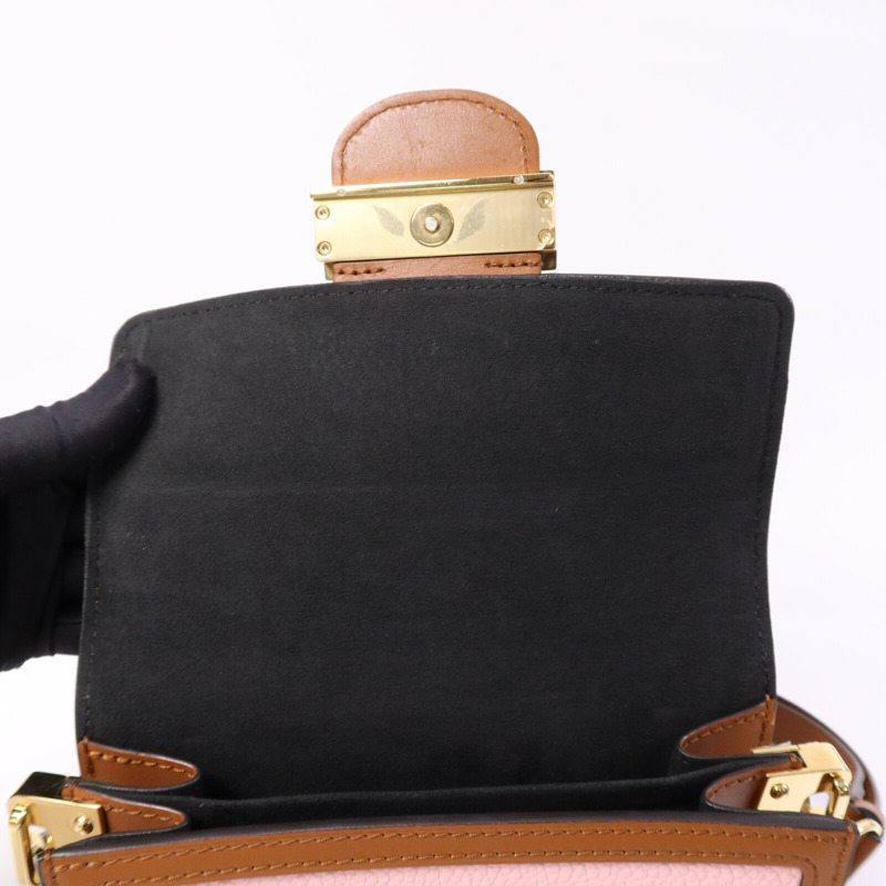 LOUIS VUITTON Taurillon Clemence Mini Dauphine金扣肩背袋-13