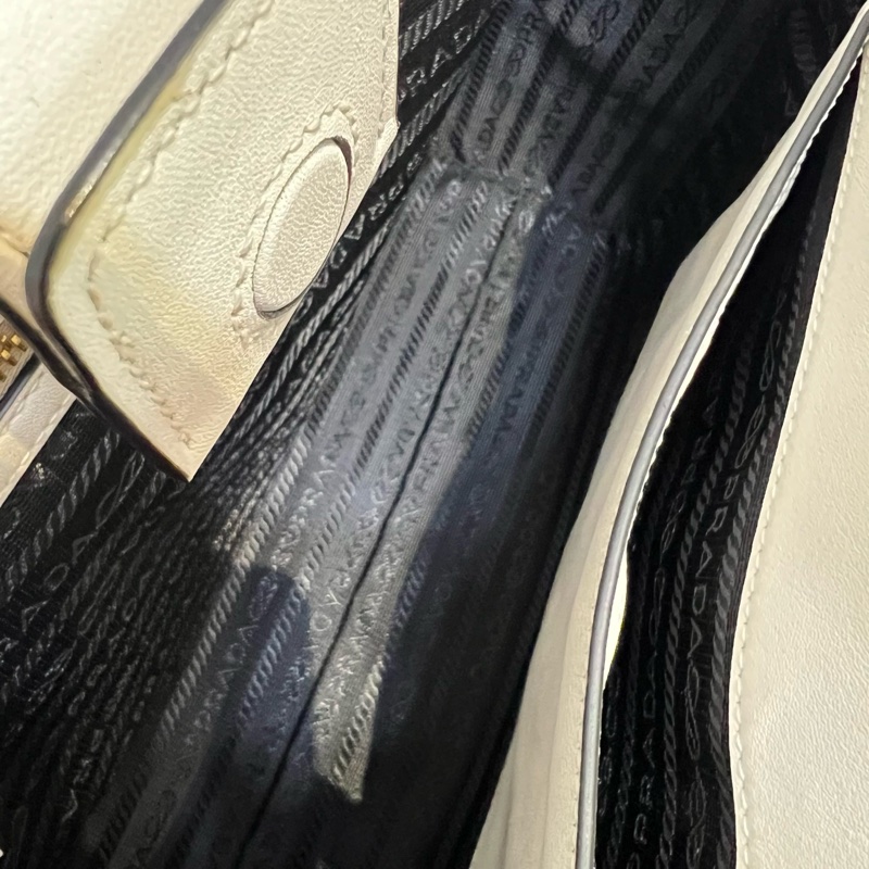 Prada/普拉達 白色十字紋牛皮手提包 小號托特包 日常通勤必備 簡約時尚 尺寸:27.5*-5