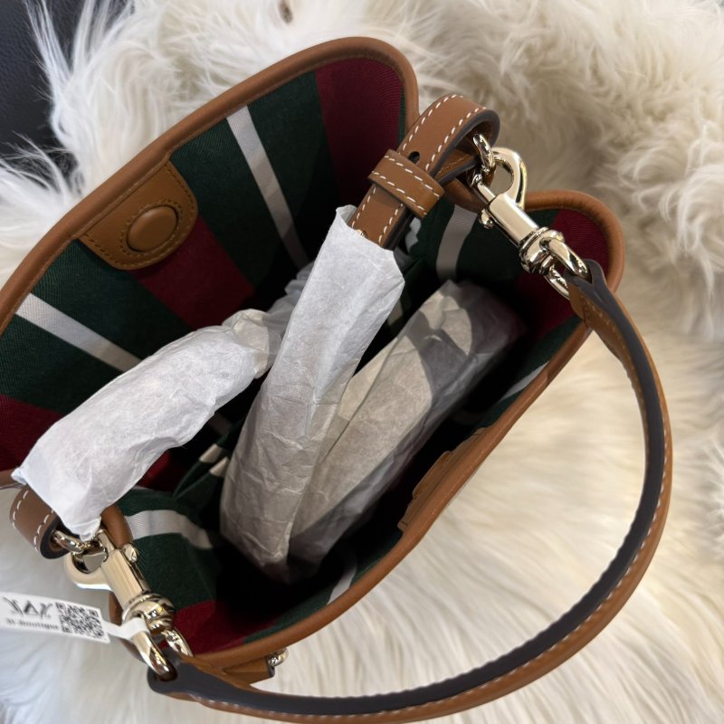 全新 GUCCI Emblem系列水桶包-5