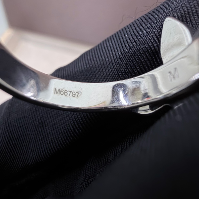 LV Love Letters 十字紋四葉草戒指 LN010-10