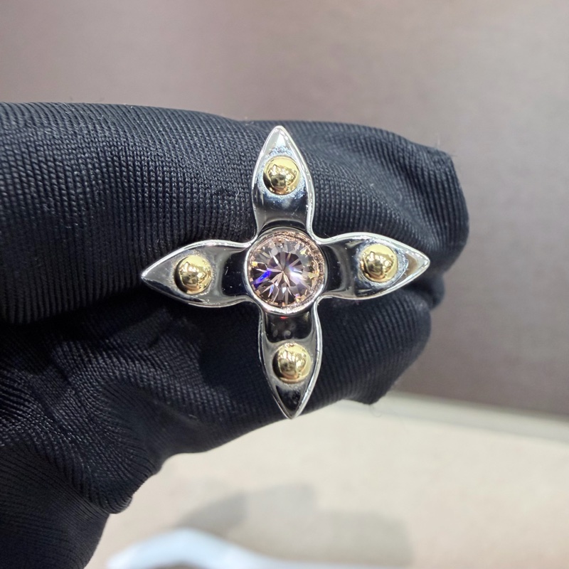 LV Love Letters 十字紋四葉草戒指 LN010-11