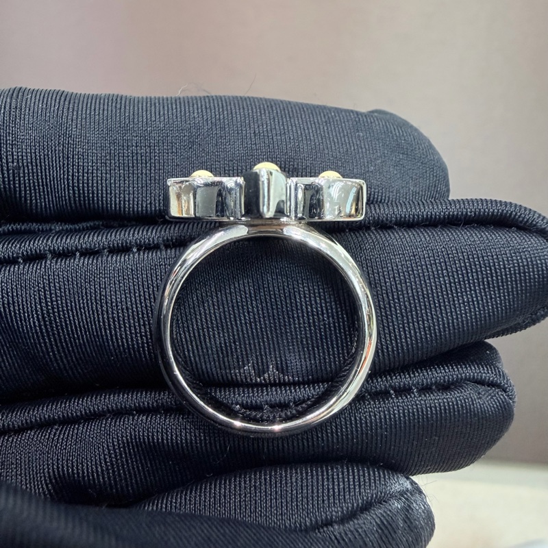 LV Love Letters 十字紋四葉草戒指 LN010-2