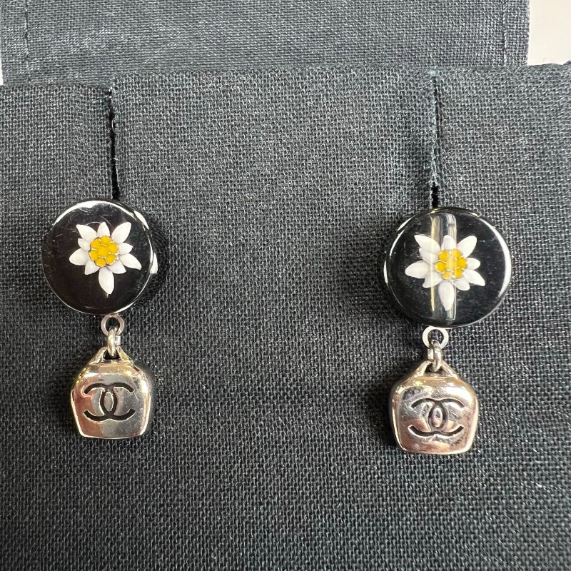 CHANEL 小白花垂墜耳環-1