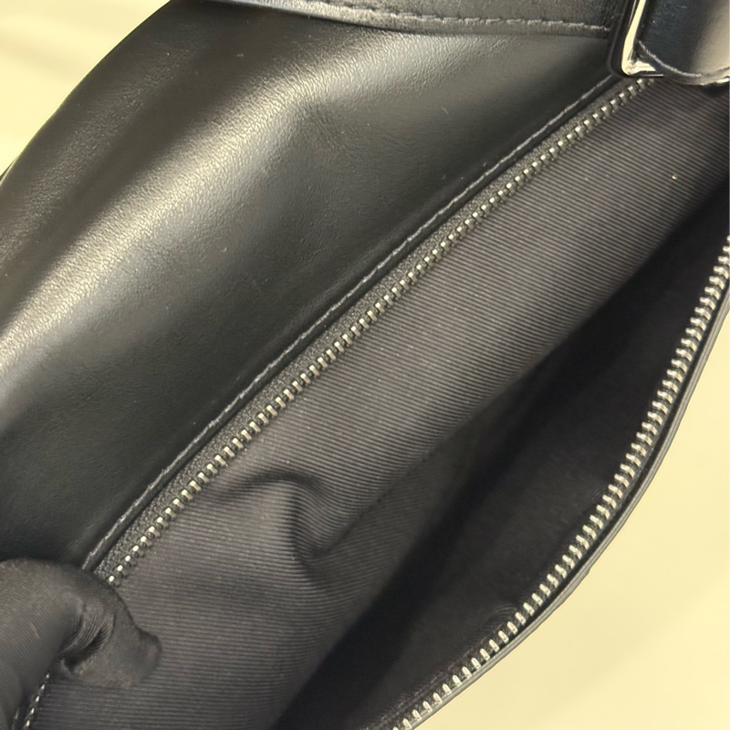 (極新甜價)Louis vuitton路易威登pm經典黑花紋腰包-3