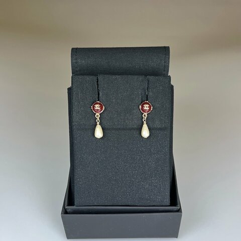 CHANEL 酒紅雙C垂墜珍珠耳環 A17/A