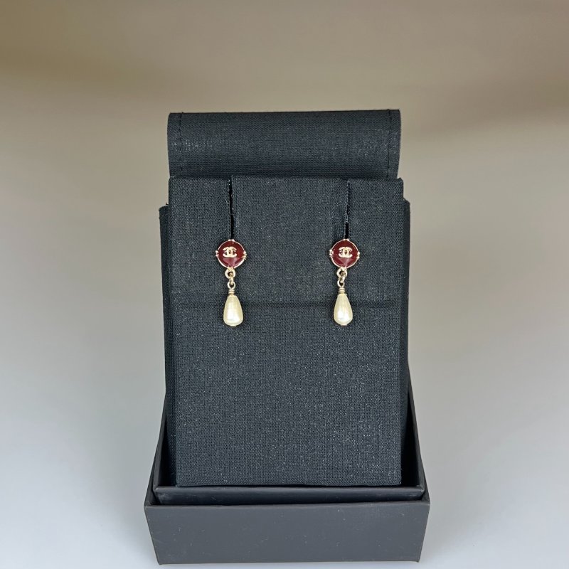 CHANEL 酒紅雙C垂墜珍珠耳環 A17/A-0