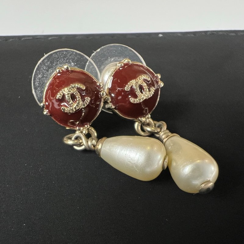 CHANEL 酒紅雙C垂墜珍珠耳環 A17/A-1