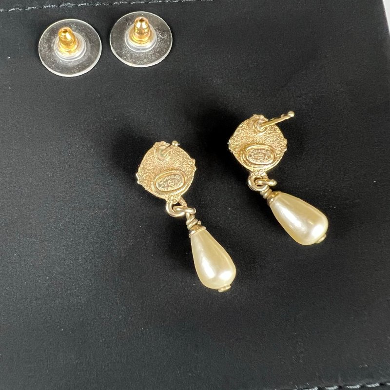 CHANEL 酒紅雙C垂墜珍珠耳環 A17/A-4