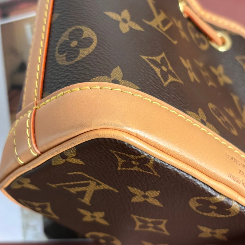 ::LOUIS VUITTON:: LV M81266 Nano Noé 花紋水桶包 手提斜背包-6