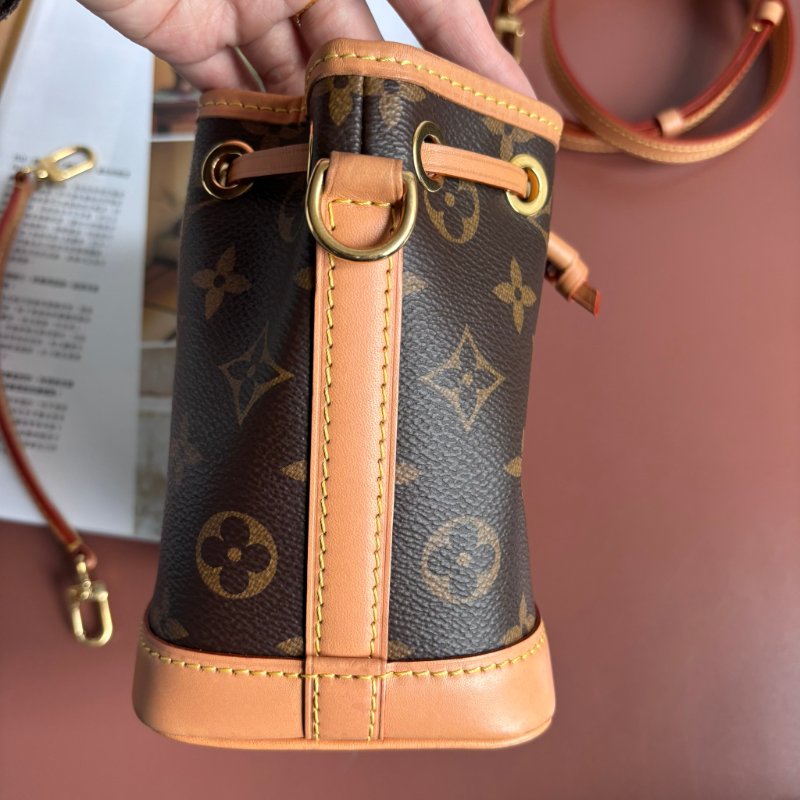 ::LOUIS VUITTON:: LV M81266 Nano Noé 花紋水桶包 手提斜背包-8