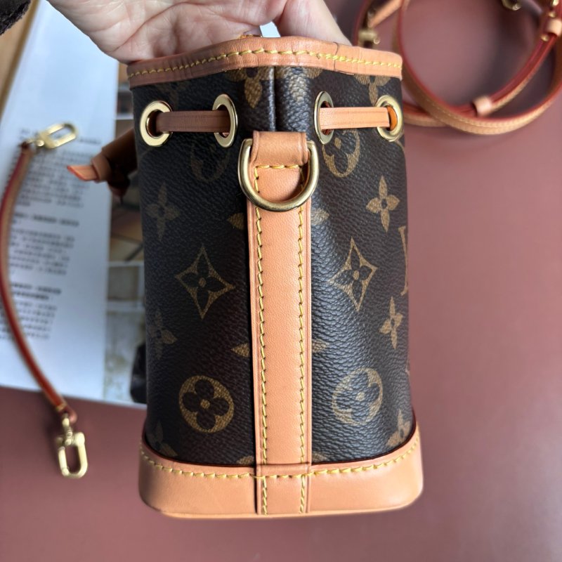 ::LOUIS VUITTON:: LV M81266 Nano Noé 花紋水桶包 手提斜背包-9