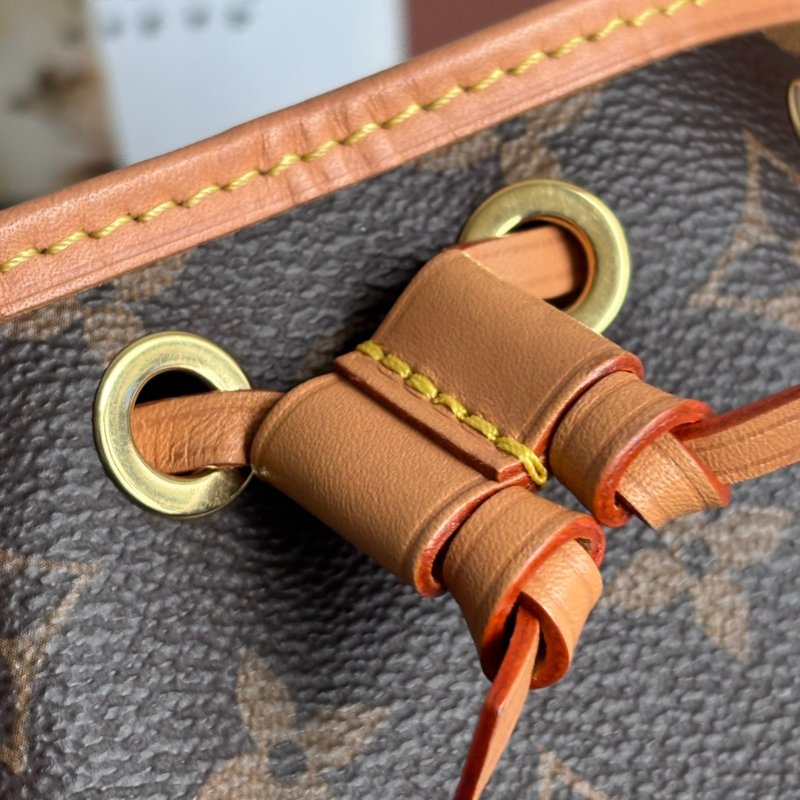 ::LOUIS VUITTON:: LV M81266 Nano Noé 花紋水桶包 手提斜背包-12