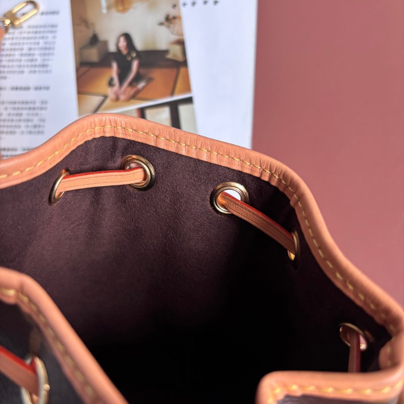 ::LOUIS VUITTON:: LV M81266 Nano Noé 花紋水桶包 手提斜背包-34