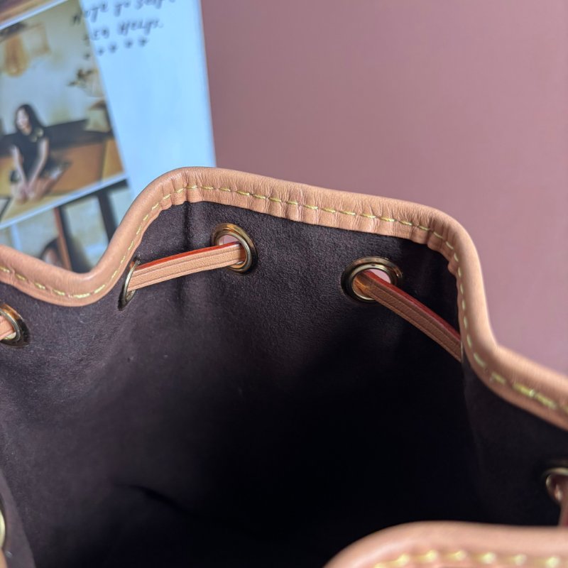 ::LOUIS VUITTON:: LV M81266 Nano Noé 花紋水桶包 手提斜背包-35