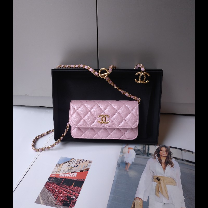 Chanel 金鍊T釦珠光粉荔枝皮斜背口蓋小包-0