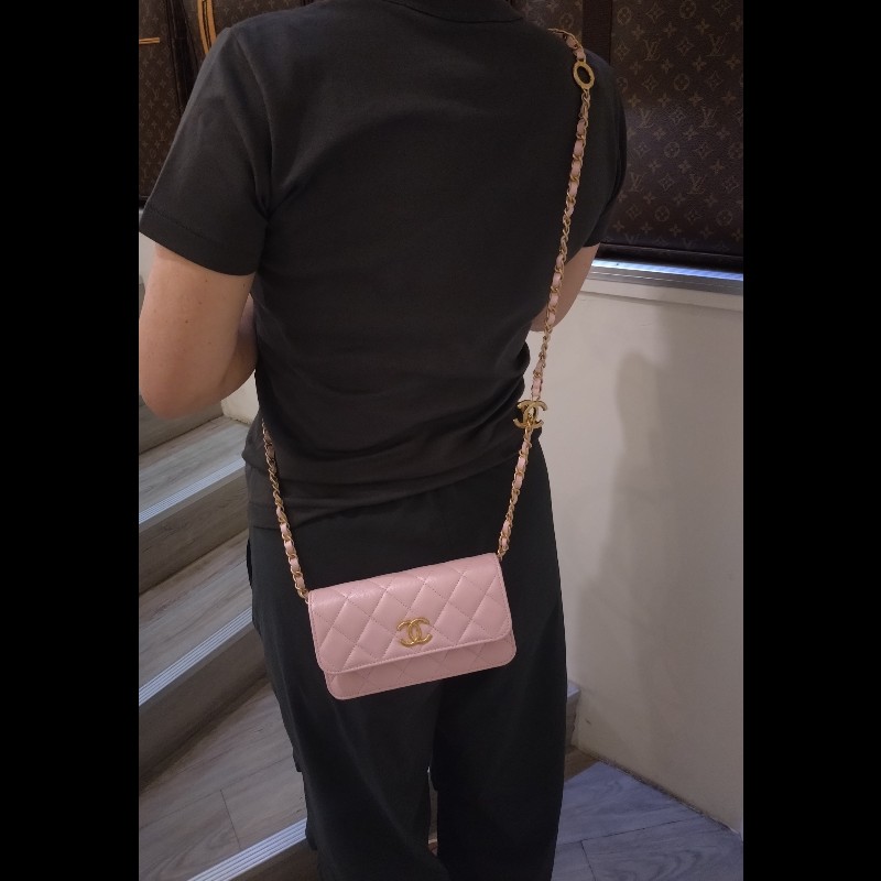 Chanel 金鍊T釦珠光粉荔枝皮斜背口蓋小包-1