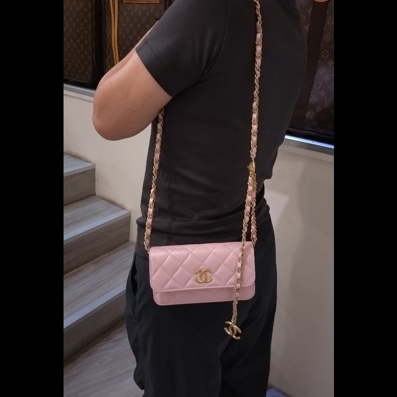 Chanel 金鍊T釦珠光粉荔枝皮斜背口蓋小包-2